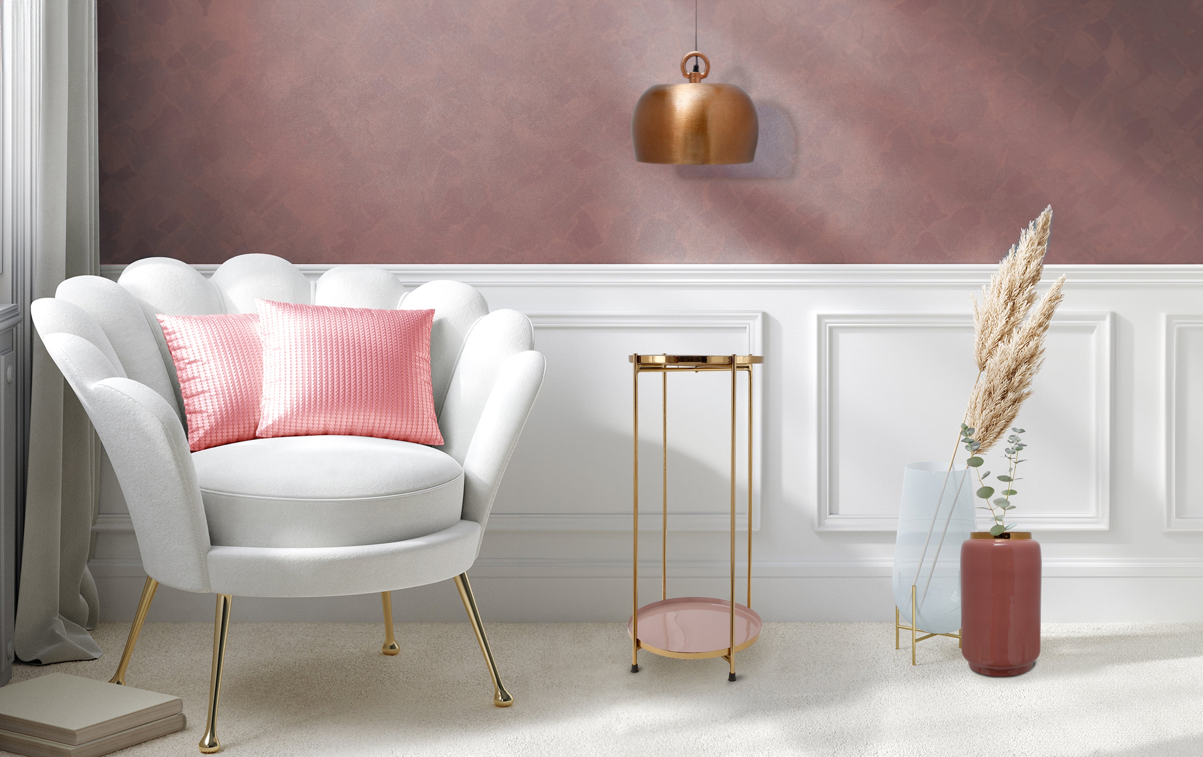 Beistelltisch, Hängelampe, Glasvase und Metallvase alles in Gold/Rosa im Art Deco Stil aus Metall.