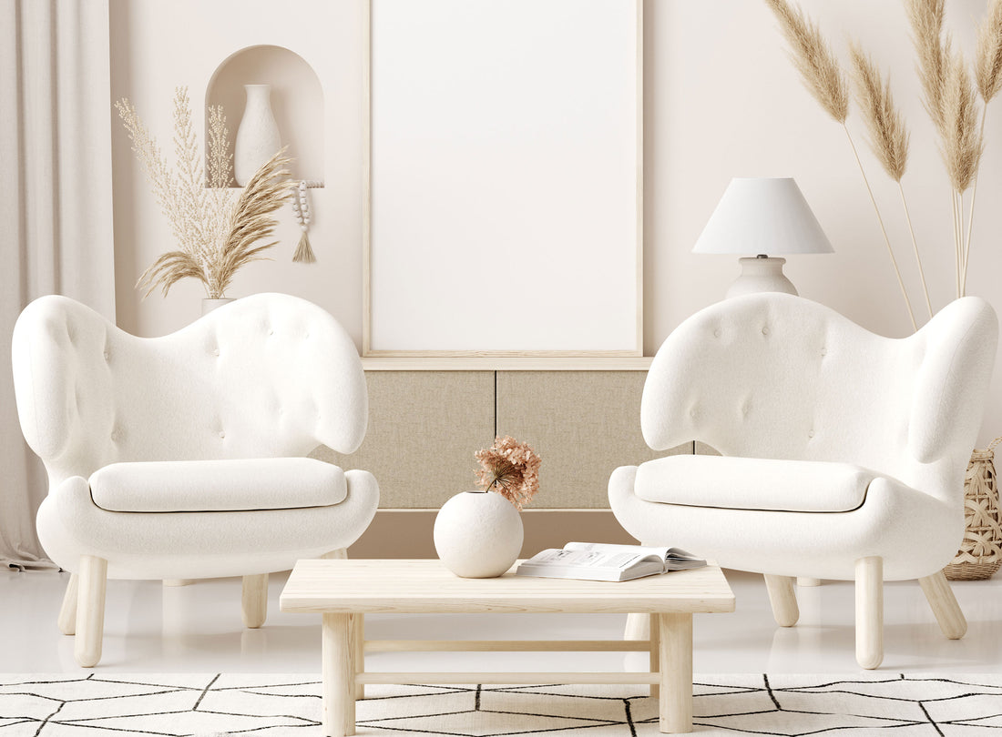 Wohnzimmer allwhite weiße Sessel heller Raum Altbau nordisch Einrichten