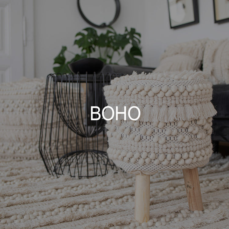 Zur Boho-Kollektion mit natürlichen Möbeln und Deko